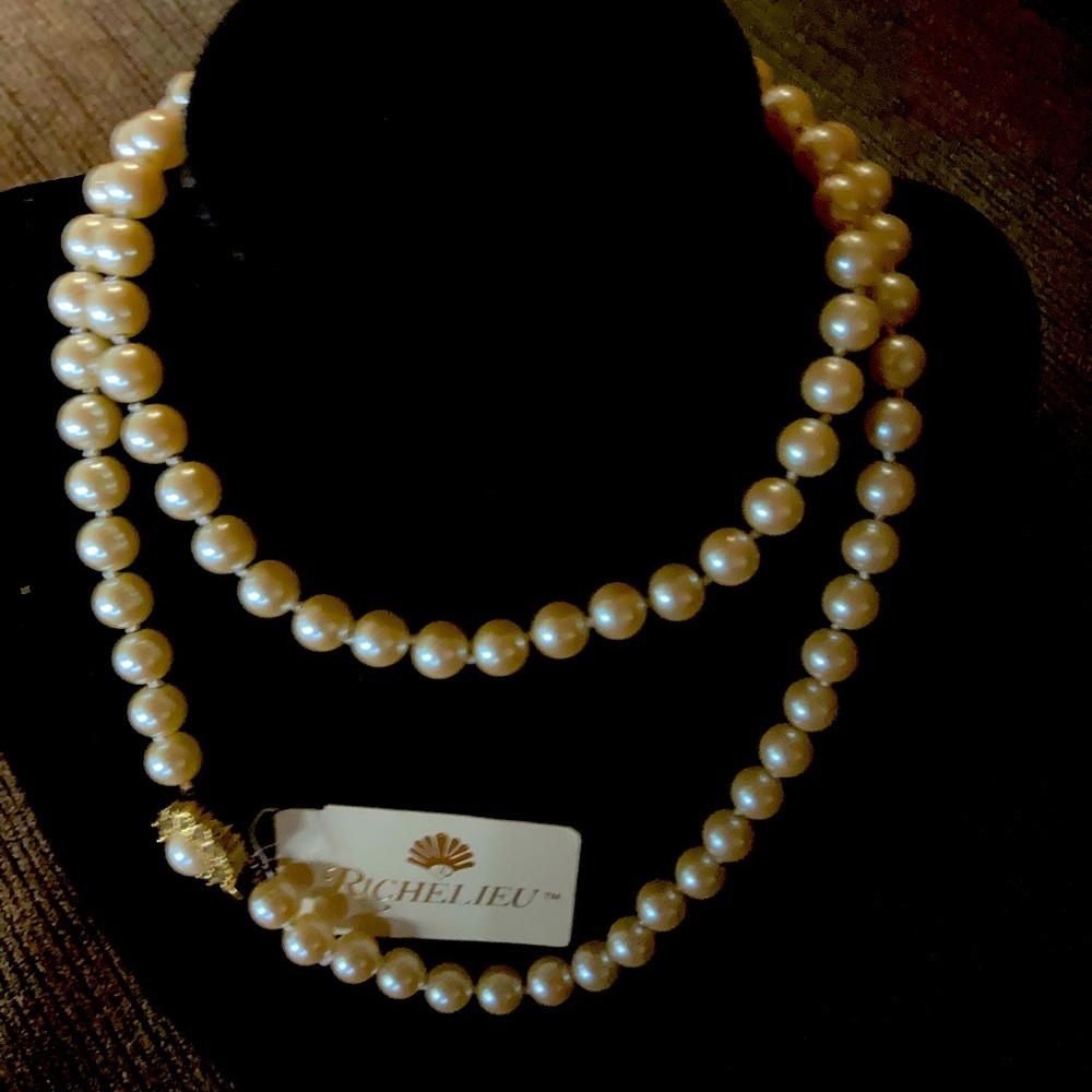 💎NWT Richelieu 6mm costume jewelry off white pearls with a fancy clasp